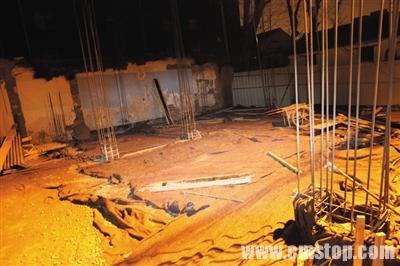 北京西城6米深地下室完成回填 执法人员现场监督