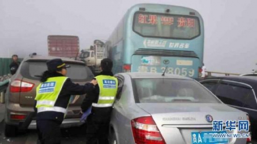 沪昆高速发生11车连环相撞事故 5人受伤
