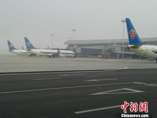 南宁机场30个航班因大雾延误3600余人出行受限