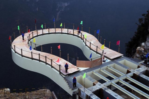 重庆绝壁上建成世界第一悬挑玻璃廊桥 离地718米