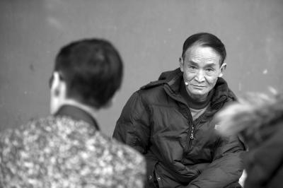 周正龙携新“虎照”来京申述 其妻称相信丈夫